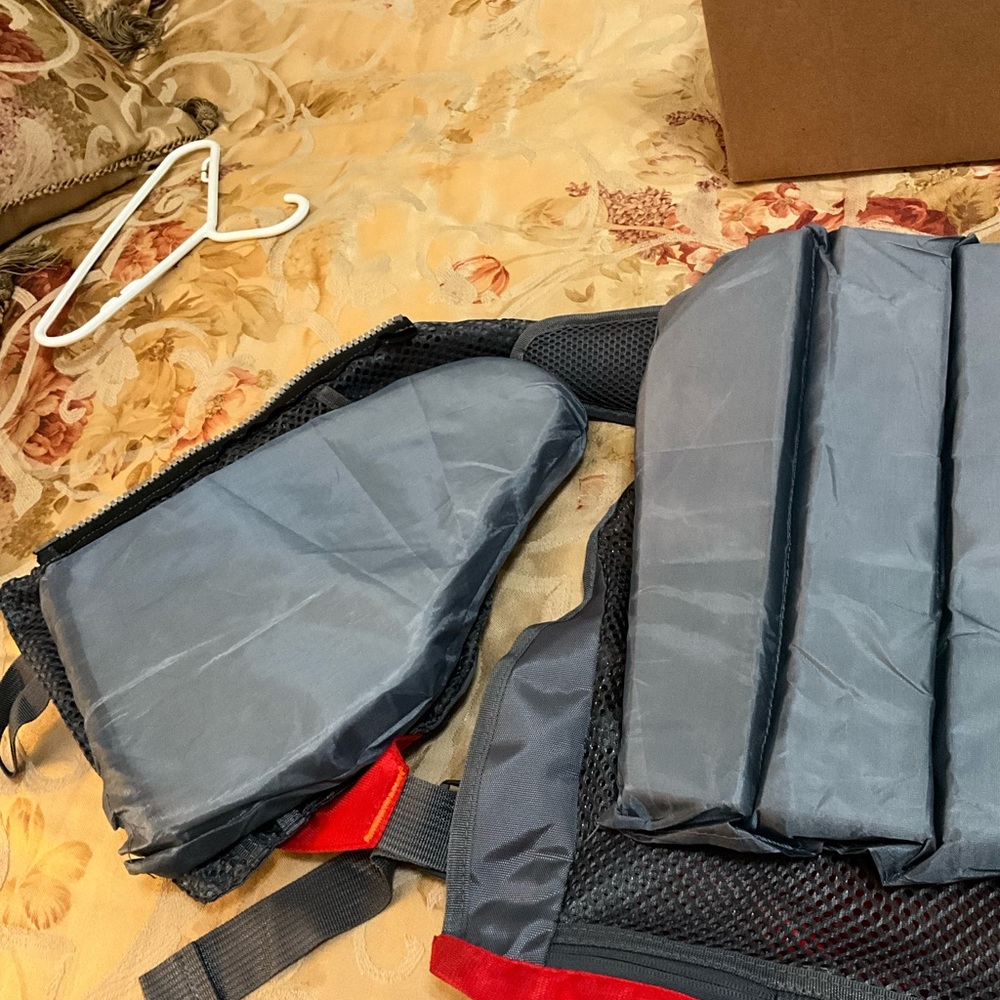 Fly fishing hunting vest! EXCELLENT CONDITION Adjustment-able/custom sizing! - Picture 13 of 16